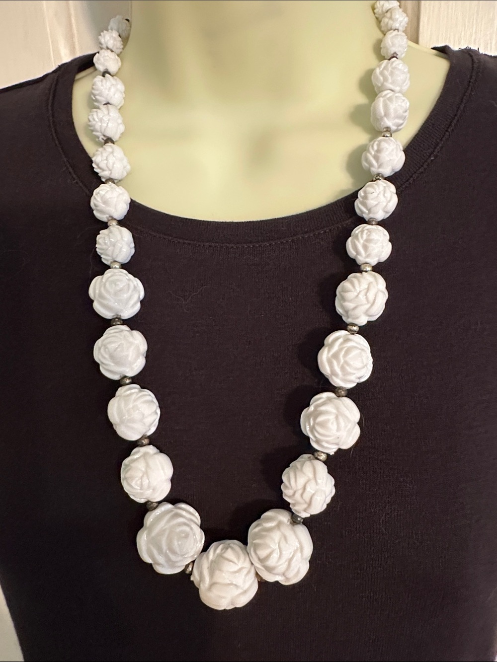 White Plastic Rose Bead Statement Necklace‎